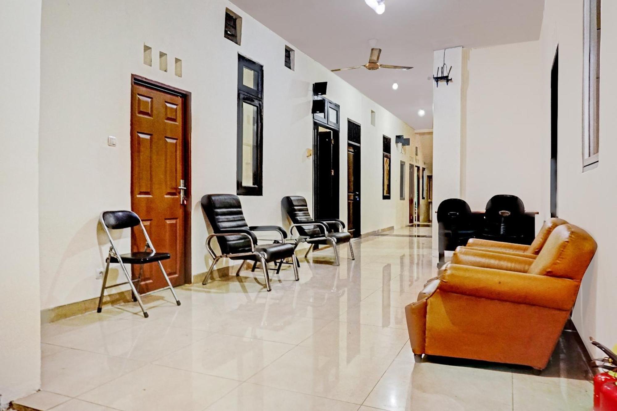Отель Oyo 90689 Lily House Тангеранг Экстерьер фото