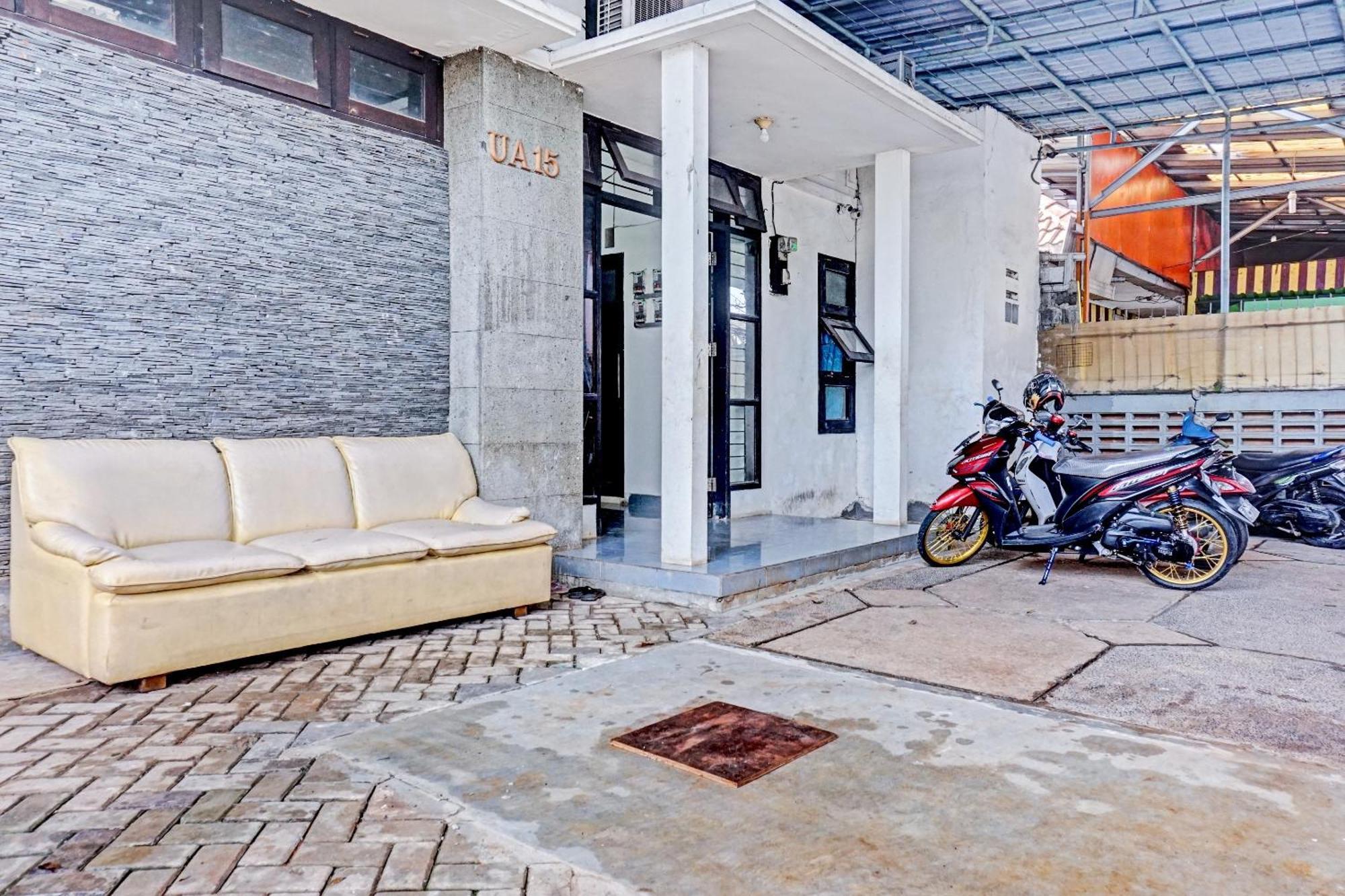 Отель Oyo 90689 Lily House Тангеранг Экстерьер фото